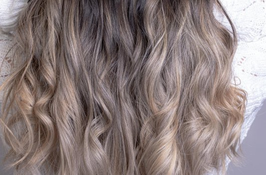 Pielęgnacja włosów farbowanych – czy wiesz o niej wszystko?