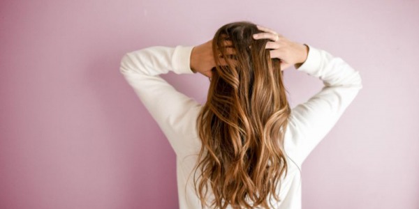 Jakie czynniki wpływają na zniszczenie wierzchniej warstwy włosów?