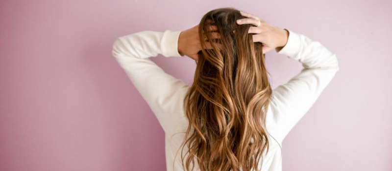 Jakie czynniki wpływają na zniszczenie wierzchniej warstwy włosów?