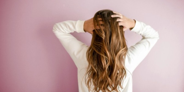 Cieniowanie włosów: Przewodnik krok po kroku dla początkujących